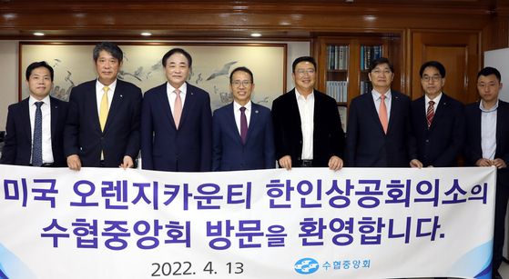 내년 10월 OC에서 열릴 세계한상대회에 한국 수협중앙회(이하 수협)가 참가한다. 임준택 수협 회장은 13일(한국 시간) 서울 송파구 집무실에서 노상일 회장을 비롯한 OC한인상공회의소(이하 상의) 방문단과 만나 내년 세계한상대회에 참가해 우수한 품질의 수산물을 홍보하고, 수출 판로 개척에 나설 것이라고 밝혔다. 상의와 수협은 지난해 한?미 수산물 교역 업무 협약을 맺은 바 있다. 상의와 수협 관계자들이 한자리에 모였다. 왼쪽 3번째가 임준택 수협 회장, 그 오른쪽이 노상일 상의 회장. ［상의 제공］
