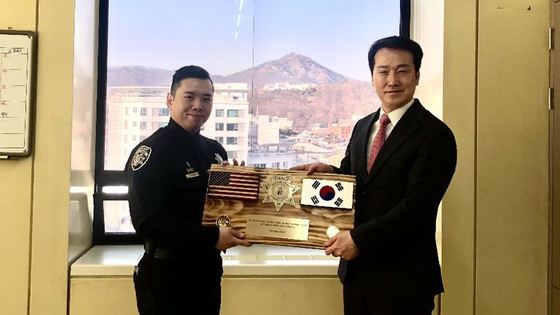이예리 셰리프 데퓨티와 임만석 서울지방경찰청 과장이 상패를 들고 있다. /체로키 카운티 셰리프 제공