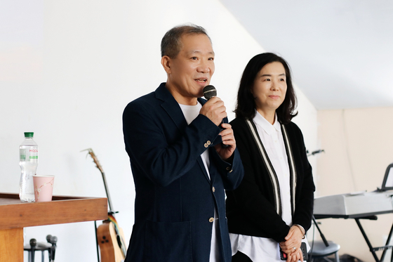 우크라이나에서 활동을 하는 김데이비드 선교사는 장례식 참석차 한국에 나온 사이 전쟁이 발발해 돌아가지 못하고 있다. 지난 14일 JJ그랜드호텔에서 현지 소식을 전하는 김 선교사(왼쪽)와 부인 김수잔씨. [김데이비드 제공] 