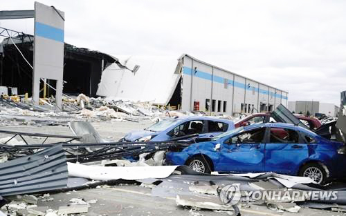 작년 말 토네이도로 붕괴된 일리노이주 에드워드빌 아마존 물류센터 [UPI=연합뉴스] 
