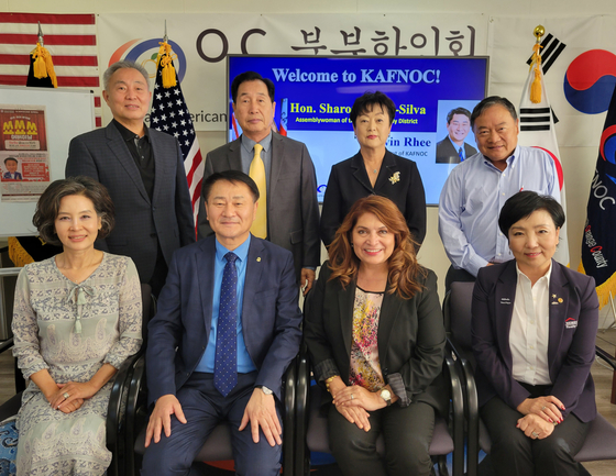 케빈 이 회장(앞줄 왼쪽 2번째부터)이 섀런 쿼크-실바 의원, OC북부한인회 임원들과 한자리에 모였다. 앞줄 맨 왼쪽은 제시카 황 부회장, 두 사람 건너 캐롤 이 이사장, 뒷줄 왼쪽부터 강태호 부회장, 김태진 수석부회장, 카니 김 부이사장, 박동우 보좌관. [OC북부한인회 제공]