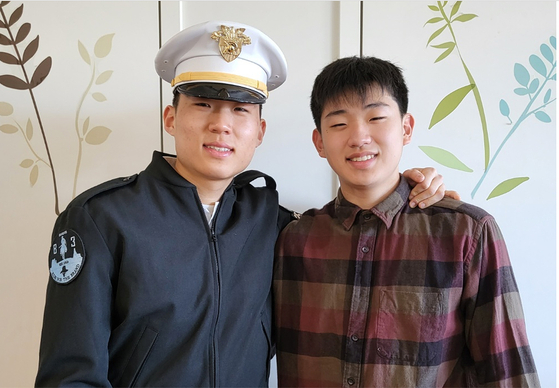 뉴저지주 포트리에 살고 있는 한인 형제가 2년 연속 미 육군사관학교(West Point)에 합격해 화제다. 포트리고교를 졸업한 형 홍준호(왼쪽) 군이 지난해 미 육사에 합격한 뒤 올해는 동생 홍준영 군이 미 육사에 합격하는 영예를 안았다. 홍군 형제는 “항상 부모님(홍진수 장로·홍지현 권사)께서 일어나 빛을 발하라는 가훈으로 시대의 주역이 되라는 꿈을 심어주셨다”고 감사했다. [홍준호·홍준영 가족]