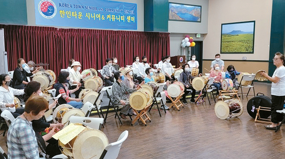 19일 LA한인타운 시니어센터 장구반 학생들이 모여 연습을 하고 있다. [시니어 센터 제공]