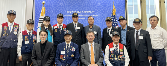 대한민국 재향군인회 미 남서부지회(이하 지회, 회장 이승해) 임원진은 지난 18일 LA총영사관에서 김영완 총영사와 면담했다. 이날 모임엔 이승해 회장과 정재화 6?25참전유공자회 부회장, 박굉정 월남참전전우회장, 김현석 육군 부회장, 오미애 여성 부회장, 정한수 라스베이거스 분회장 등이 참석했다. 이들은 김 총영사와 메모리얼 데이(5월 30일) 기념 행사 등 한미 동맹 강화를 위한 협력 사업을 논의했다. 앞줄 왼쪽 2번째부터 이승해 회장, 김영완 총영사. ［LA총영사관 제공］