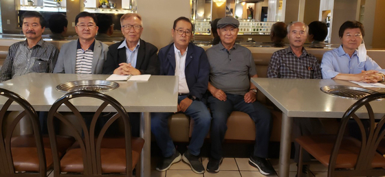  한미통일한마음포럼(이하 포럼, 상임대표 한광성)은 지난 16일 가든그로브의 한식당 뉴서울 BBQ에서 운영위원회 정기 회의를 개최했다. 이날 회의 참석자들은 포럼 산하에 한국발전위원회, 종교위원회, 교육위원회를 두기로 의결했다. 포럼은 한반도 통일에 관해 의견을 교환하는 비영리단체다. 가입 문의는 한광성(왼쪽에서 3번째) 상임대표(714-448-7731)에게 하면 된다. [포럼 제공]
