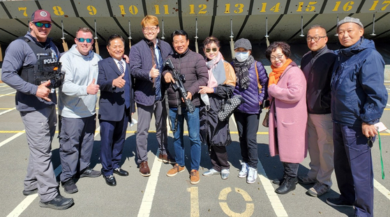 한미경찰자문위원회(회장 정영열)는 20일 뉴저지주 버겐카운티 폴리스 아카데미를 방문해 경찰학교 훈련 상황과 교육 시스템에 관해 견학하고 구치소를 방문했다. 자문위원들이 관계자들과 자리를 함께했다. [한미경찰자문위원회]