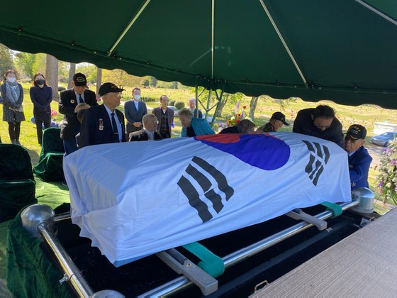 지난 19일 열린 황관일 용사의 장례식 모습. /재향군인회 제공