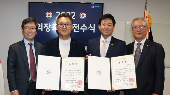 정광용 부총영사, 의장표창을 받은 유타지회 정경조 자문위원, 덴버지회의 정주석 간사와 덴버협의회 국승구 회장이 기념촬영을 하고 있다. (왼쪽부터)