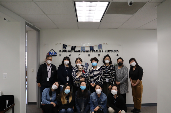 한인가정상담소(소장 캐서린 염)가 27일 ‘데님데이(Denim Day)’를 맞아 청바지 혹은 청자켓을 입고 근무했다. 성폭행에 대한 잘못된 인식을 바로잡자는 취지로 1999년부터 이어지고 있는 데님데이 캠페인에 한인가정상담소 직원들 역시 성폭력 사건을 방지하고 잘못된 선입견과 정보를 바로잡는 일에 동참하고자 참여했다고 전했다. 이날 청바지 혹은 청자켓을 입고 출근한 한인가정상담소 직원들의 모습. [한인가정상담소 제공] 