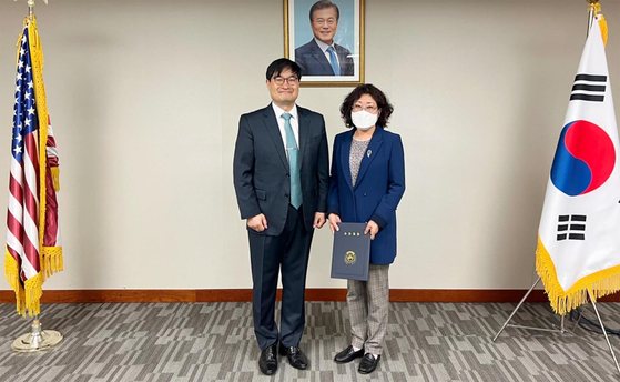 정병화 주뉴욕총영사(왼쪽)가 27일 총영사관에서 이원하, 박기은 애국지사의 후손 이문희씨(오른쪽)와 해외입양인 곽순미씨에게 국적증서를 수여했다. 이원하, 박기은 애국지사는 광복군에서 함께 활약했던 부부 독립운동가로 대한민국 정부로부터 건국훈장 애족장을 추서받았다. 박 지사는 남편 작고후 자녀들과 뉴저지에서 거주하다가 지난 2017년 타계했다. [주뉴욕총영사관]