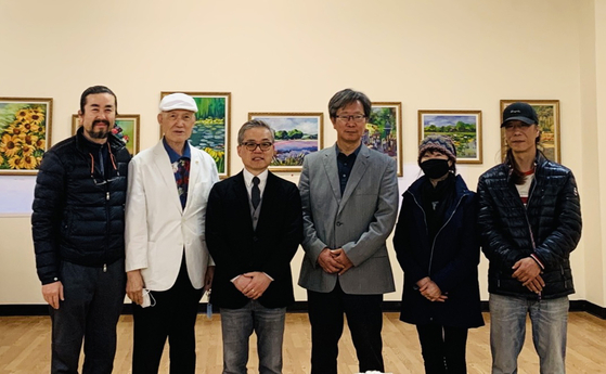 팰팍상공회의소는 지난달 29일 파인플라자 프레스센터에서 2022년 정기총회를 열고 제17대 정영민 회장(왼쪽에서 세 번째)의 당선을 공식 인준했다. 정 신임회장은 2년 임기 동안 중점 사업으로 ▶회원 명단 정리 ▶단체 회원 간 소통 활성화 ▶거리축제 다민족행사 추진 ▶직능별 소규모 협회 재구성 ▶타운 정부와 협력 등을 추진하겠다고 발표했다. [팰팍상공회의소]