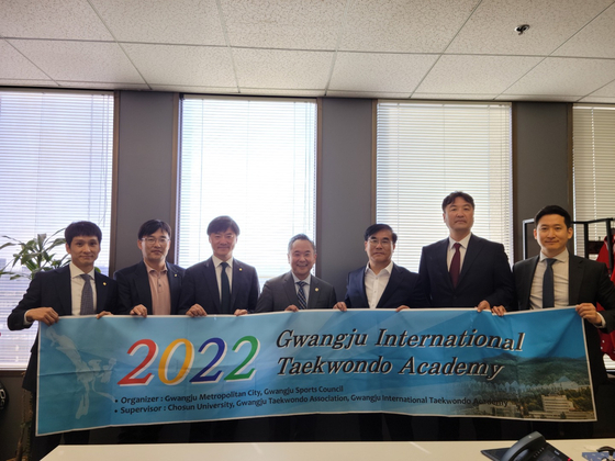 지난달 30일 조선대학교 인터내셔널 태권도 아카데미 관계자들이 존 이(왼쪽에서 네 번째) LA시의원을 만나 9월 4일 태권도의 날 행사 확정과 7월 17~24일 광주 국제 대회 행사를 논의했다. LA시와 조선대학교는 졸업생 인턴 수를 30명에서 60여명으로 늘리는 방안을 추진하고 있다. 오른쪽에서 세 번째가 윤오남 조선대 학생처장 겸 국기원 이사, 왼쪽에서 두 번째가 캘리포니아 태권도위원회 김진섭 위원장.  [태권도위원회 제공]