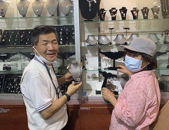 ″세계 최고 품질의 명품 다이아몬드 집″을 추구하는 한인 보석업계의 대표적인 사업체 중 하나인 킴스보석 김남표 회장(왼쪽)이 매장에서 상품들을 살펴보고 있다. [사진 킴스보석]