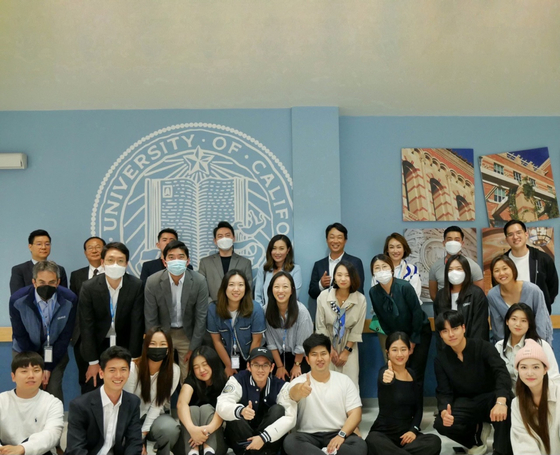 LA 총영사관(총영사 김영완)은 코트라 LA 무역관(관장 김승욱)과 함께 지난달 27일 UCLA 캠퍼스를 방문해 청년 취업 및 창업 지원 행사를 열었다. UCLA 총 한인학생회인 UKV(United Korean Voice)가 주관한 이번 행사에는 40여명의 학생이 참여해 무료 법률자문, 취업컨설팅, 한국 기업(한화 큐셀, NHN, H마트 등) 채용 상담 등을 진행했다.  [LA 총영사관 제공]