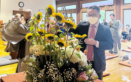 불기 2566년 ‘부처님 오신 날’을 기념하는 남가주 연합 봉축법회가 지난달 30일 달마사(주지 금선 스님)에서 남가주 조계종 연합회 주관으로 열렸다. 제임스 안 LA한인회장이 관불식에서 탄생불에 물을 붓고 있다.  [달마사 제공]