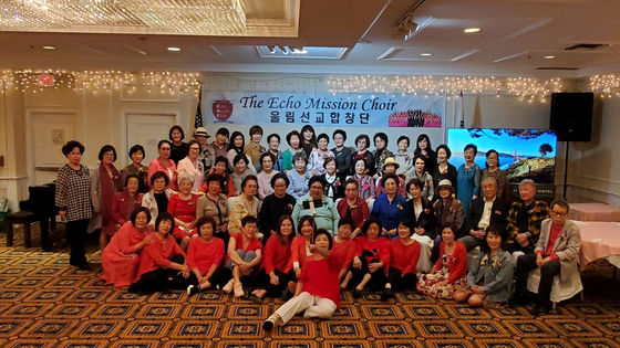 지난 6일 어머니 날 행사를 연 울림선교합창단의 단원들이 기념사진을 찍고 있다. 맨 왼쪽이 이우진 지휘자. 아래 사진은 단원들의 전시작 앞에 선 강천순(왼쪽) 단장. [울림선교합창단 제공]