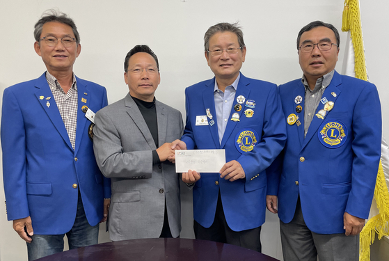 유대향(오른쪽 2번째부터) OC한인라이온스클럽 회장이 해피빌리지의 김장호 국장에게 사랑의 마당 축제 기금 3000달러를 전달하고 있다. 맨 왼쪽이 라이온스클럽 조장래 홍보위원장, 맨 오른쪽은 박경모 총무.