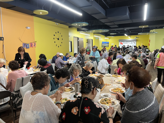 콜로라도주 한인 노인회와 한스 시니어 홈&데이 케어센터가 공동으로 주최하는 ″어버이날 한마음 큰잔치″가 지난 6일 한스 시니어 센터에서 열렸다. 