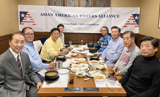 아시안아메리칸유권자연맹(AAVA·대표 테렌스 박·왼쪽)은 11일 플러싱 함지박 식당에서 이사회를 열고 이사진 충원에 대해 논의했다. AAVA는 현재 15명으로 구성된 이사진을 올 연말까지 추가로 충원하기로 하는 한편, 현재 확보한 47만5000명 이상의 유권자 데이터를 분석하기로 했다. [AAVA]