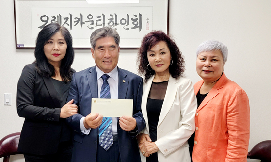 평통 '우크라' 기금 한인회에 전달   민주평통 오렌지샌디에이고협의회(이하 평통, 회장 김동수) 임원들은 지난 13일 OC한인회관에서 우크라이나 난민 돕기 기금 673달러를 권석대 OC한인회장에게 전달했다. 이 기금은 평통 측이 지난달 29일 더 소스 몰에서 개최한 4?29 30주년 기념 행사 참석자들에게 모금한 것이다. 왼쪽부터 평통 김남희 여성부회장, 권 회장, 주수경 여성간사, 김복순 재무. ［OC한인회 제공］ 
