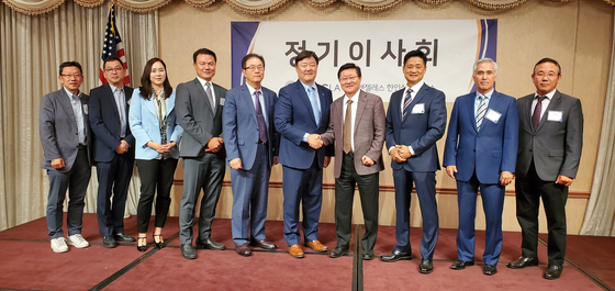 LA상의 이사회는 17일 알버트 장(왼쪽 5번째) 이사를 인준했다. 강일한(오른쪽 4번째) 현 회장이 장 차기 회장과 축하의 악수를 하고 있다. 사진은 왼쪽부터 46대 강승헌 수석 부회장, 황두하·박수영 부회장과 안철홍 45대 부회장, 최명진 선거관리위원장, 장 차기 회장, 강 현 회장, 45대의 브라이언트 정 이사장, 리차드루거·차정호 부이사장. [LA상의 제공]