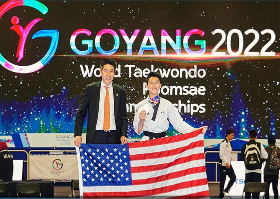 뉴저지주 휘패니에 거주하는 권성현 군(오른쪽)은 지난 4월 한국에서 열린 2022 세계품새선수권 대회에 미국 태권도 대표팀으로 참가해 금메달 1개와 은메달 1개를 획득해, 팀의 종합 3위 성적을 이끌었다. 왼쪽은 부친인 권기덕 관장. [사진 권성현 군 가족]