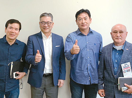 조나선 카지 후보가 한인 후원자들과 포즈를 취하고 있다. 왼쪽부터 한인 후원자 존 정 LGTH, INC. 회장, 카지 후보, 스캇 리, 김규한 씨. 김상진 기자 