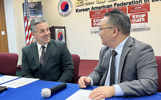 지난해 11월 16일 LA 한인회를 방문한 조 부스카이노(왼쪽) LA 시장 후보가 제임스 안 한인회장과 기자회견에 앞서 담소를 나누고 있다. 김상진 기자