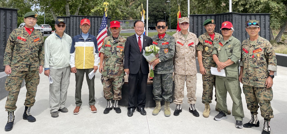 지난 21일 청소 봉사를 시작한 OC해병전우회 관계자들. 왼쪽에서 4번째가 정재동 회장, 맨 오른쪽이 심경오 이사장. 정 회장 오른쪽이 노명수 기념비위원회장, 그 옆은 박요한 재미해병대전우회 서부연합회장. [기념비위원회 제공]