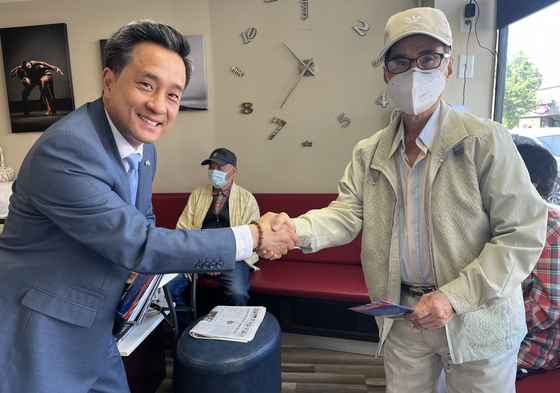 뉴저지주 팰팍 브로드애브뉴에 있는 한인 미용업소 'Suki(숙희)'는 지난 25일 '한인 상권 활성화' 등의 공약을 앞세워 출마한 폴 김 시장후보를 후원하기 위해 한인 시니어들을 대상으로 무료 이발 행사를 열었다. 김 후보는 ″시장에 당선되면 300여 개 사업체들의 매출 증대를 위해 모든 노력을 다하겠다″고 약속했다.  [팰팍 폴 김 시장후보 캠페인]