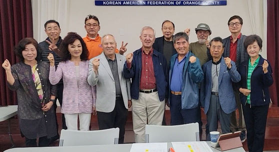 권석대(앞줄 오른쪽에서 3번째) OC한인회장과 골프대회 관계자들이 한자리에 모였다. ［한인회 제공］