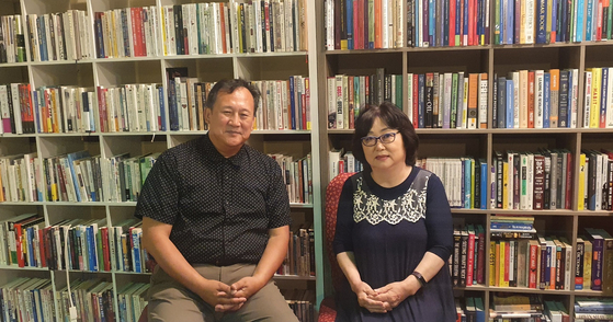 애틀랜타 문학회 조동안 회장(왼쪽)과 강화식 부회장. [중앙일보]