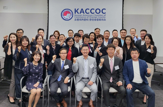 OC한인상공회의소(이하 상의, 회장 노상일)는 지난 19일 어바인의 위워크 브로드워크 콘퍼런스 룸에서 정기 이사회를 열고 김미향, 임우영, 박진수, 이주영, 강원석씨 등 신임 이사 5명을 인준했다. 이사회는 내년 10월 애너하임에서 개최할 세계한상대회 준비 상황을 청취했으며, 대회 기금 마련을 위한 골프 대회를 내달 중 개최하기로 했다. 이사들이 내년 세계한상대회의 성공적 개최를 다짐하고 있다. [상의 제공]