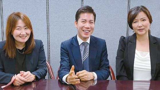 한미부동산협회 관계자들이 오는 14일 열릴 ADU 세미나에 관해 설명하고 있다. 왼쪽부터 앨리슨 김 수석부회장, 케빈 김 회장, 쉘리 문 문화담당 부회장.