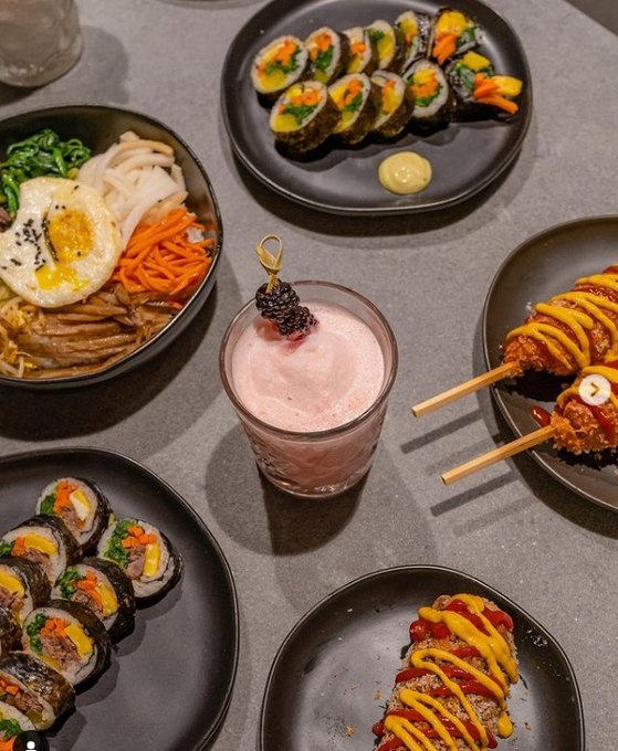 엄브렐라 바에서 파는 핫도그, 김밥, 비빔밥 등 각종 한국 길거리 음식. [엄브렐라 바 홈페이지]