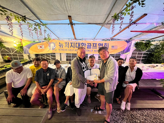 뉴저지대한골프협회(회장 안성수)가 지난 1일 뉴저지주 팰리세이즈파크 주빌리 식당에서 뉴저지장애인스포츠협회(회장 김경태)에 전미주장애인체전 후원금을 전달했다.  [뉴저지대한골프협회]