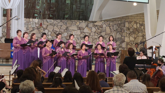 애너하임 연합감리교회에서 개최된 워십 콘서트에서 공연을 펼치고 있는 샬롬합창단. [샬롬합창단 제공]