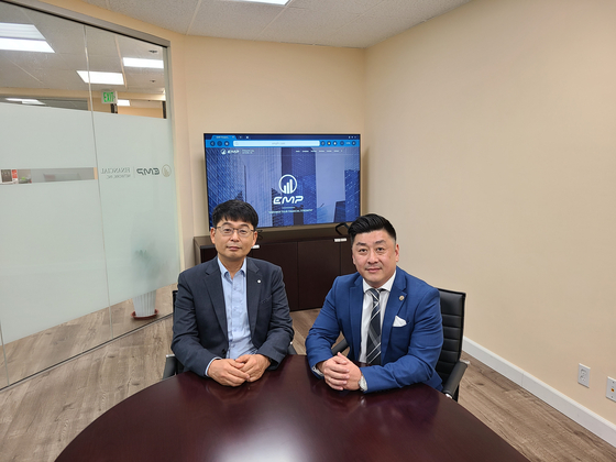 절세기법 세미나를 여는 존 오 CPA(왼쪽)와 EMP Wealth Management LLC의 에릭 라 대표(오른쪽). 