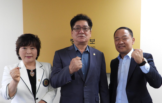 6일 생활체육 수업 ‘함께 운동! 클래스 시즌 2’ 홍보차 본사를 방문한 제21대 뉴욕대한체육회 집행부가 한인사회의 관심과 성원을 당부했다. 왼쪽부터 올리비아 신 생활체육담당 부회장, 곽우천 회장, 이황용 수석부회장.