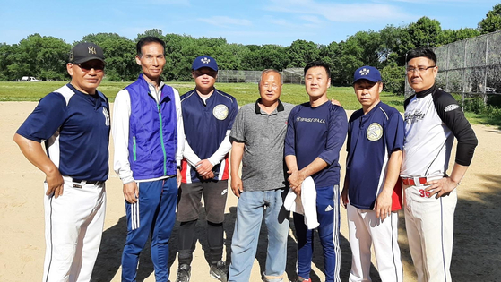 뉴욕한인야구협회 야구교실 운영 개시  뉴욕한인야구협회(이사장 박우하·회장 한재열)가 지난 5일 뉴욕야구 활성화 및 2023 전미체전 참여를 위한 야구교실을 개설했다. 야구교실은 매주 일요일 오후 2시 퀸즈 플러싱 키세나파크에서 진행된다. 뉴욕한인야구협회는 고등학생 이상인 야구 동호인 누구나 참여 가능하다며 많은 관심을 당부했다. 야구 글러브·공·스파이크 등 장비 필참. 문의 kbany@live.com [뉴욕한인야구협회]