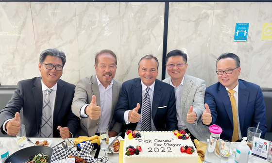 지난 7일 실시된 LA시장 예비선거에서 1위를 차지한 릭 카루소 후보가 8일 한인타운을 찾았다. 릭 카루소 후보는 한인들의 성원과 지지에 감사를 전했다. 사진 왼쪽부터) 브레드 이 변호사, 이창엽 K-ARC회장, 릭 카루소 후보, 강일한 한인상공회의소 회장, 리처드 김 LA시 검사장 후보. 김상진 기자