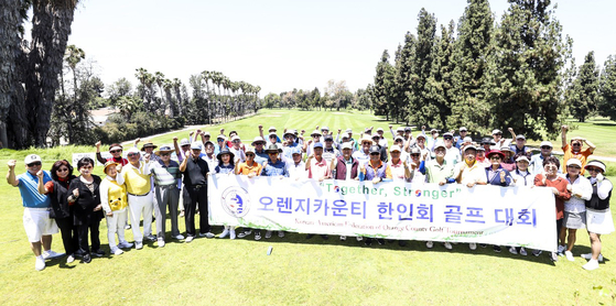 OC한인회(회장 권석대) 주최로 지난 9일 위티어의 캘리포니아 컨트리클럽에서 열린 제28회 OC한인회 골프대회가 지역 한인 140명이 참석한 가운데 성황리에 끝났다. 임페리얼 스파 등이 스폰서로 나선 이번 대회 수익금은 차세대와 한인회 운영을 위한 기금으로 사용될 예정이다. 티오프에 앞서 참가자들이 함께 화이팅을 외치고 있다. [OC한인회 제공]