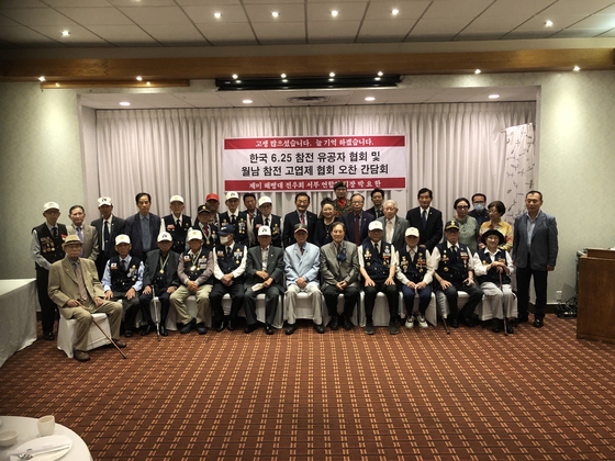 호국 보훈의 달을 맞아 재미 해병대전우회 서부연합회 박요한 회장은 6·25참전 유공자협회와 월남참전 고엽제협회 회원을 초청해 오찬을 함께했다. 박 회장은 참석자들을 격려하고 선물도 전달했다.  [서부연합회 제공]