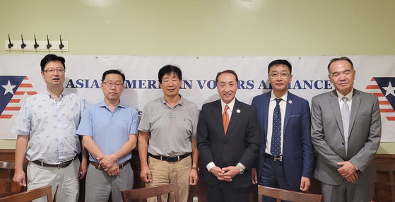 아시안아메리칸유권자연맹(AAVA·회장 테렌스 박·오른쪽 세 번째)이 18일 송산식당에서 기획위원회 회의를 열었다. 이 자리에서 AAVA 측은 론 김 뉴욕주하원의원(민주·40선거구)의 6선 도전을 지원하기로 하고 오는 26일 오후 3시에 머레이힐역 앞에서 지지 랠리를 열기로 했다. [AAVA]