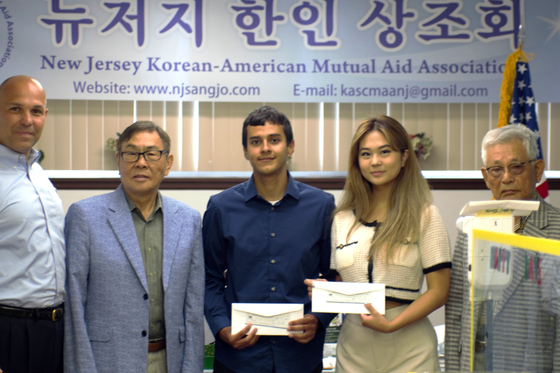 뉴저지한인상조회는 지난 21일 뉴저지주 팰팍에 있는 상조회관에서 올해 팰팍고교를 졸업하는 졸업생 두 명에게 장학금 1500달러를 수여했다. 사진 왼쪽부터 조셉 시릴로 팰팍학군 교육감, 서근휴 상조회 회장, 데이비드 델레즈 애슐리 박(이상 장학생), 김성수 상조회 고문. [뉴저지한인상조회] 