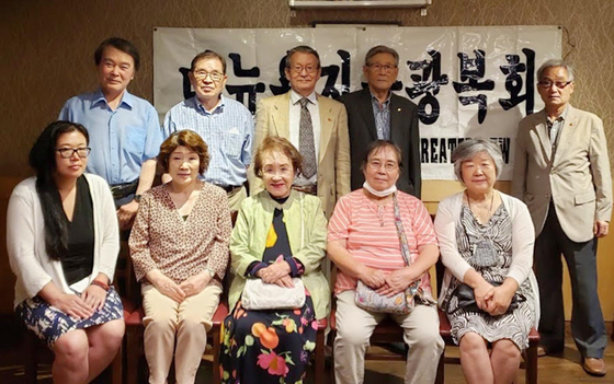 대한민국광복회 뉴욕지회(회장 유진희·뒷줄 가운데)가 지난 17일 동원회참치 식당에서 6월 월례회를 개최했다. 이날 월례회에서는 백범 김구 선생 추모행사와 광복 77주년 기념행사에 회원 참여를 독려하고, 한국 광복절 행사 참여를 위해 한국에 방문할 회원에 대해 협의했다. [대한민국광복회 뉴욕지회]