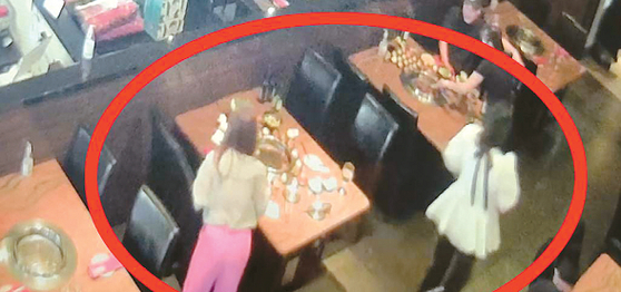 겐와 코리안 바비큐 베벌리힐스 지점에서 한인 여성 2명이 음식을 먹은 뒤 계산을 하지 않고 달아난 사건이 발생했다. 여성들이 식사를 한 뒤 일어나 밖으로 나가고 있다. [겐와 제공] 