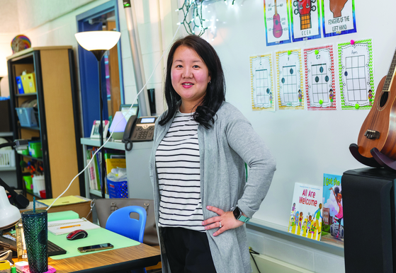 교실에서 포즈를 취한 에셀 염 교사. 〈 Fairfax County Public Schools/Karen Bolt〉
