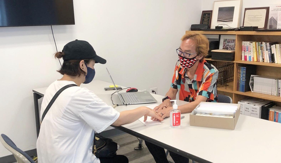 민권센터가 29일 뉴욕시정부 지정 대행 단체로 이민자 긴급 지원 프로그램(IERP) 지원금을 배포했다. 이번 지원은 주정부 제외 노동자 기금(EWF)을 받지 못했고 연방 빈곤선 150% 이하인 한인 98명에게 1000달러씩 지급됐다. 민권센터 차주범 선임 컨설턴트(오른쪽)가 지원금을 전달하고 있다. [민권센터]