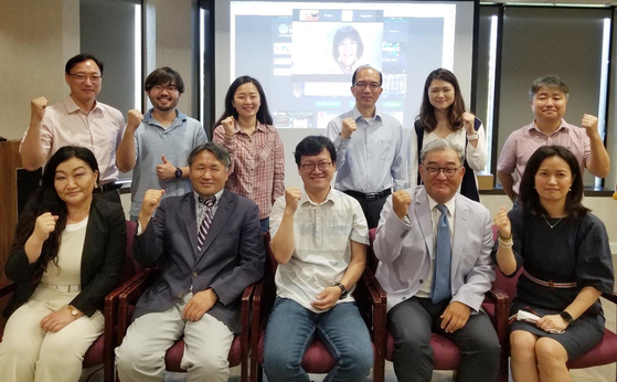 재미한인과학기술자협회(KSEA)가 지난달 25일 버지니아 비엔나 사무국에서 제51대 김영기 회장 등 신임회장단 취임식을 열었다. 김 신임회장은 시카고대 물리학과 석좌교수 겸 학과장으로 재직중이다. KSEA는 한국과총(KOFST)과 공동으로 오는 8월 17~20일 워싱턴DC에서 ‘팬데믹 이후의 과학과 기술의 역할’을 주제로 제35회 한미과학기술학술대회(UKC 2022)를 개최한다.   [재미한인과학기술자협회]